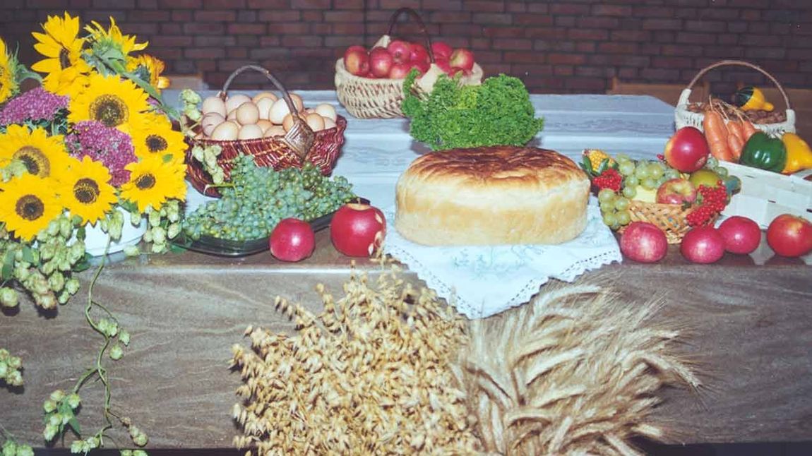 Reich gedeckter Altar zu Erntedank.